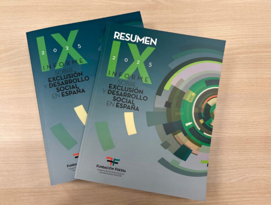 Imagen de la portada del IX Informe FOESSA sobre exclusión y desarrollo social en España y de portada del resumen del mismo informe.