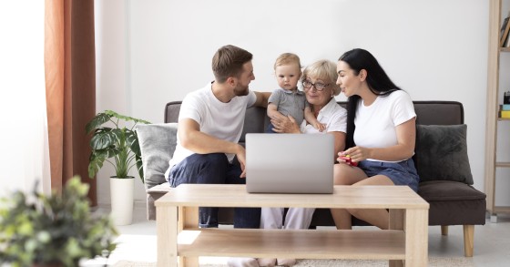 Varias generaciones compartiendo casa y sofá